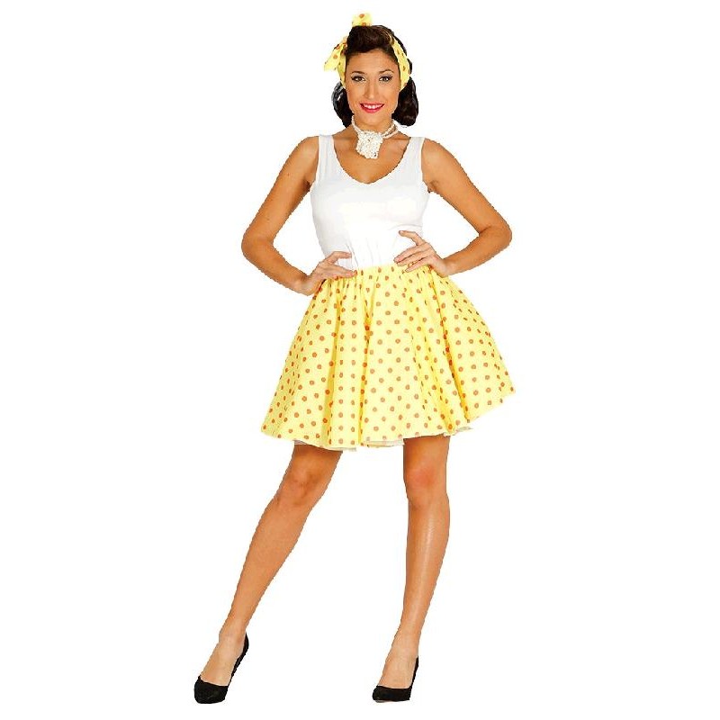 mujer con estilo en el pañuelo amarillo, falda y camiseta corta